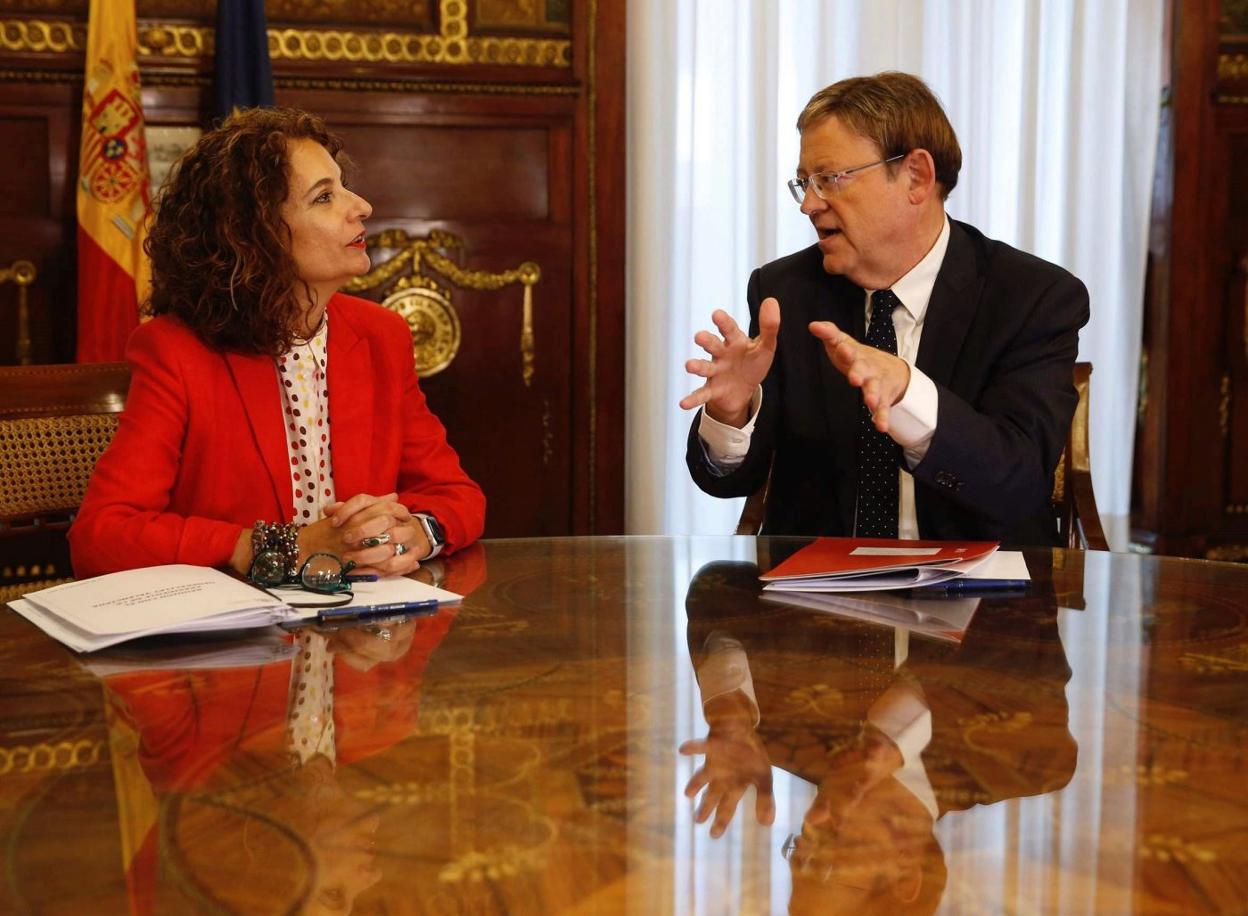 La ministra de Hacienda, María Jesús Montero, junto al presidente de la Generalitat, Ximo Puig, en una imagen de archivo. efe