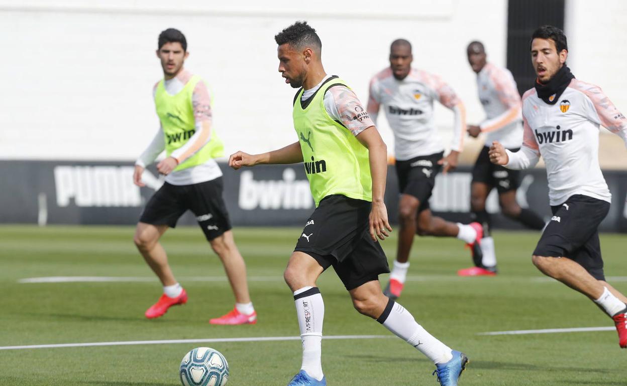 Coquelin controla el balón durante un entrenamiento en Patern. 