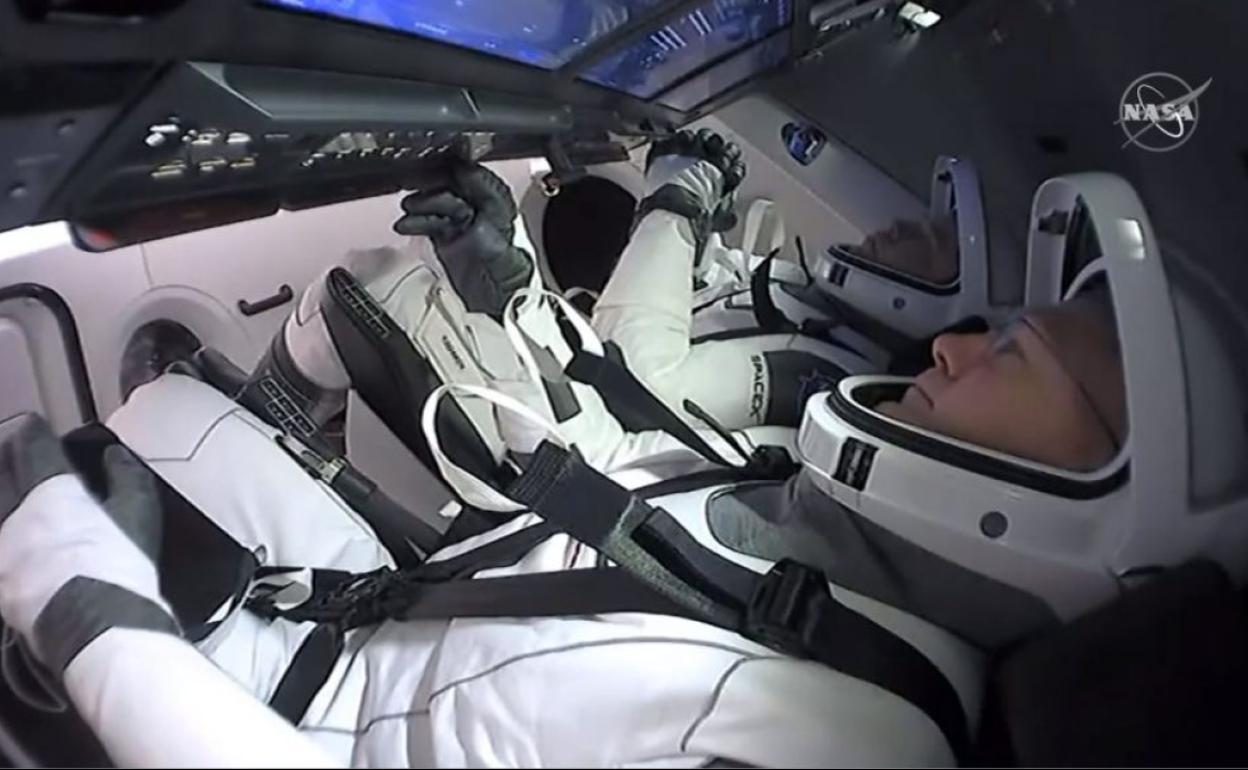 Douglas Hurley y Robert Behnken en el SpaceX Crew Dragon.