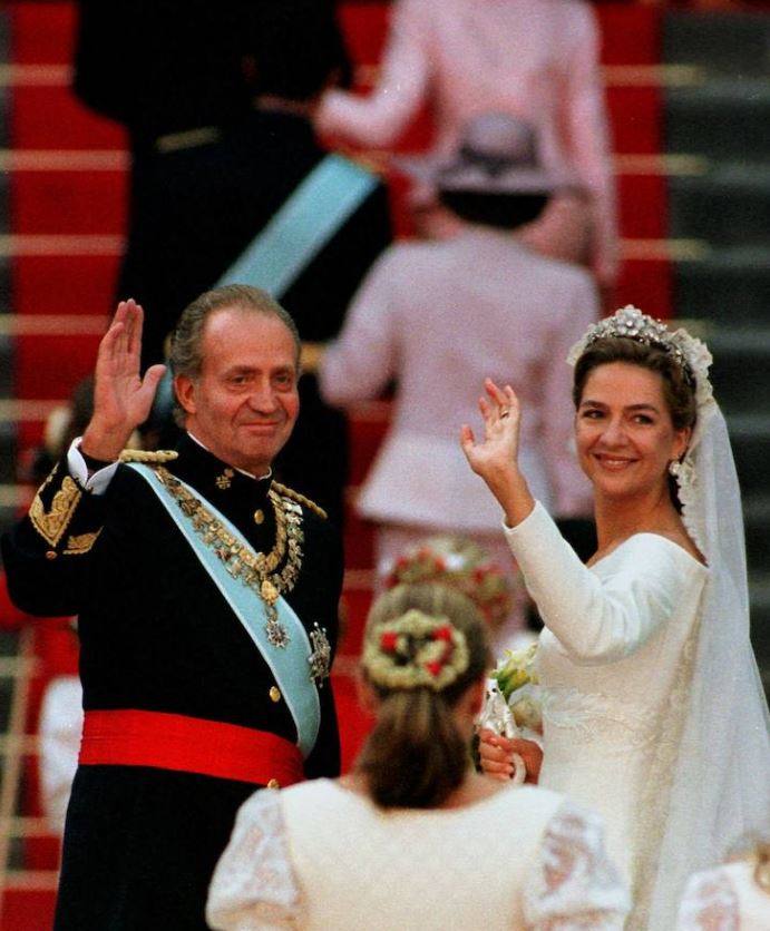 El rey Juan Carlos ha comunicado a Felipe VI su «meditada decisión» de trasladarse a vivir fuera de España ante la repercusión pública de «ciertos acontecimientos pasados» de su vida privada, informa el Palacio de la Zarzuela en un comunicado este lunes. «He sido rey de España durante casi cuarenta años y durante todos ellos siempre he querido lo mejor para España y para la Corona», ha asegurado el anterior jefe del Estado. en su mensaje.