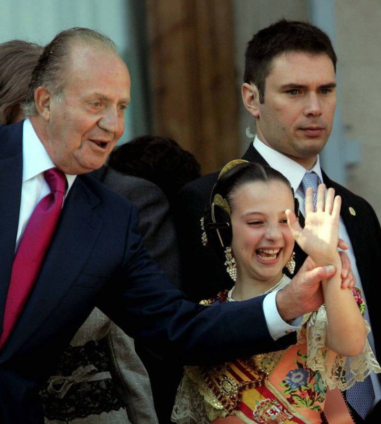 El rey Juan Carlos ha comunicado a Felipe VI su «meditada decisión» de trasladarse a vivir fuera de España ante la repercusión pública de «ciertos acontecimientos pasados» de su vida privada, informa el Palacio de la Zarzuela en un comunicado este lunes. «He sido rey de España durante casi cuarenta años y durante todos ellos siempre he querido lo mejor para España y para la Corona», ha asegurado el anterior jefe del Estado. en su mensaje.