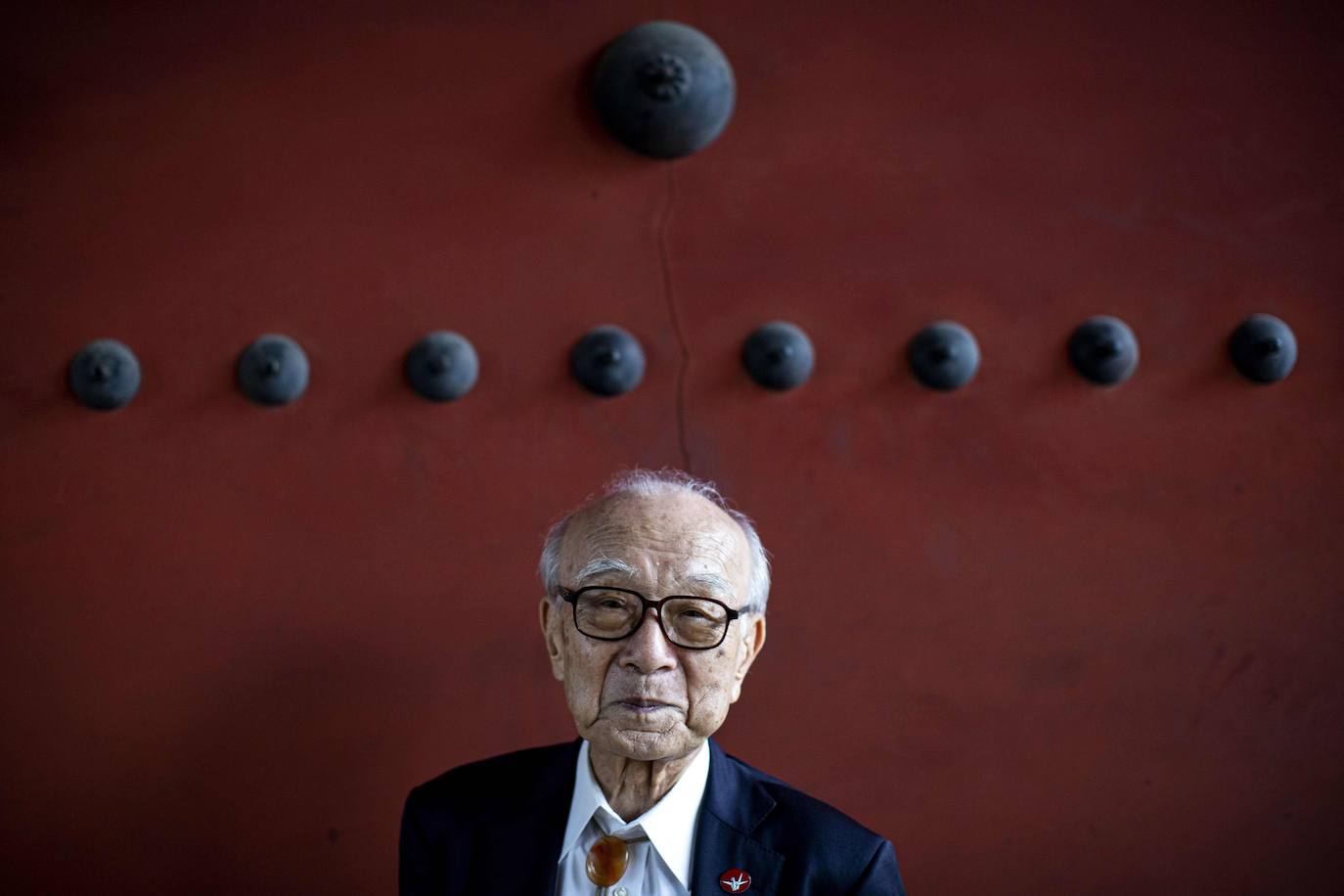 Terumi Tanaka, que sobrevivió al bombardeo atómico de Nagasaki en 1945, posa para una foto en el templo de Zojoji en Tokio. 