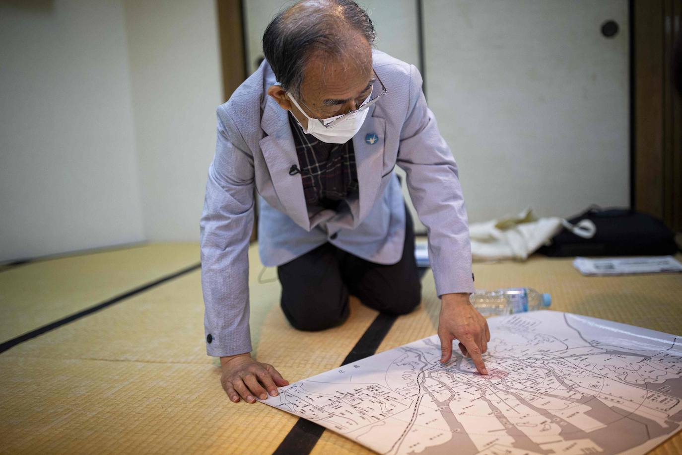 Jiro Hamasumi, de 74 años, cuya madre estaba embarazada de él en Hiroshima cuando cayó la bomba atómica, apunta al hipocentro del bombardeo y al Monumento a la Paz de Hiroshima en un mapa. Dado que se cumplen 75 años desde los devastadores ataques contra Hiroshima y Nagasaki, la última generación de supervivientes de la bomba nuclear está trabajando para garantizar que su mensaje siga vivo después de ellos. El conocimiento de Jiro del ataque de Hiroshima proviene de los relatos de sus hermanos, quienes describieron el relámpago vertiginoso y el rugido desgarrador que formaron la primera indicación de que la bomba conocida como Little Boy había detonado.