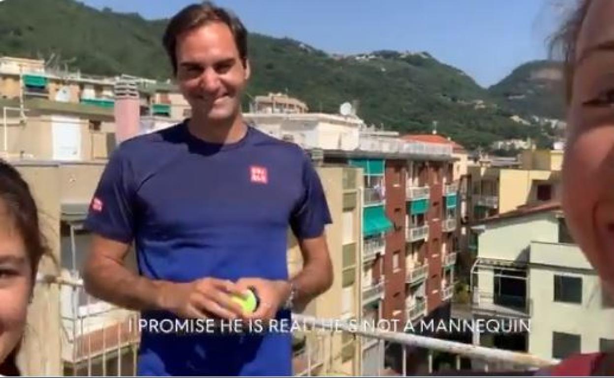 Federer regala a dos fans que jugaban a tenis desde sus azoteas la asistencia a la Academia de Rafa Nadal