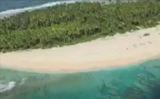 Una señal de socorro en la arena salva a tres marineros atrapados en una isla desierta