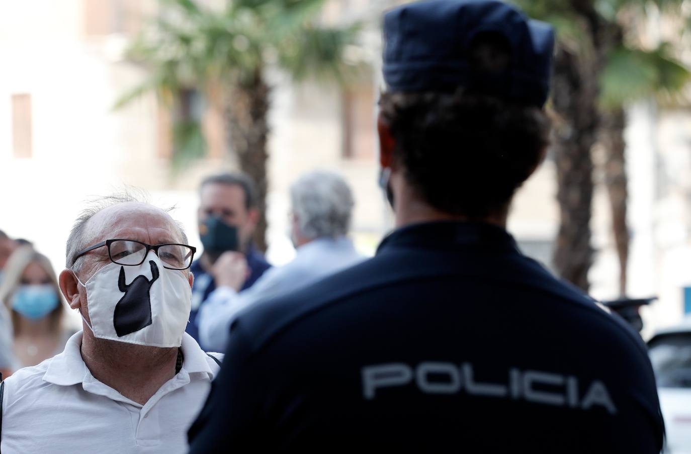 La Asociación de Ganaderos de Bous al Carrer de la Comunitat, junto a Ava-Asaja y La Unió de Llauradors, se concentra para reclamar a la Generalitat medidas de auxilio que eviten el sacrificio de más animales debido a la cancelación de festejos taurinos por el coronavirus.