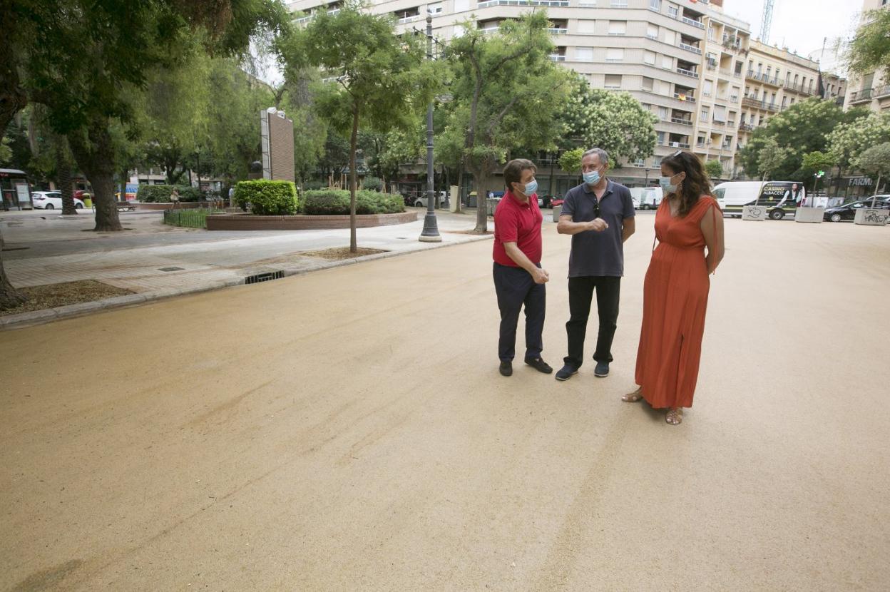 Sandra Gómez visita ayer la plaza de Pintor Segrelles, ya peatonalizada. damián torres