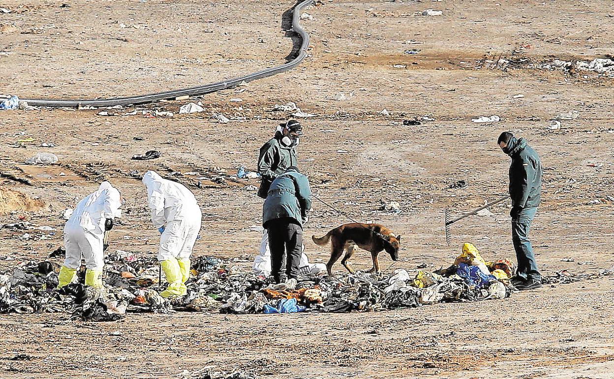 Agentes de la Guardia Civil durante las tareas en busca de posibles restos de Marta en el vertedero de Dos Aguas. 