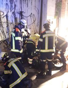 Imagen secundaria 2 - Una mujer herida al caerle la moto encima y clavársele el hierro del caballete en su gemelo en Valencia