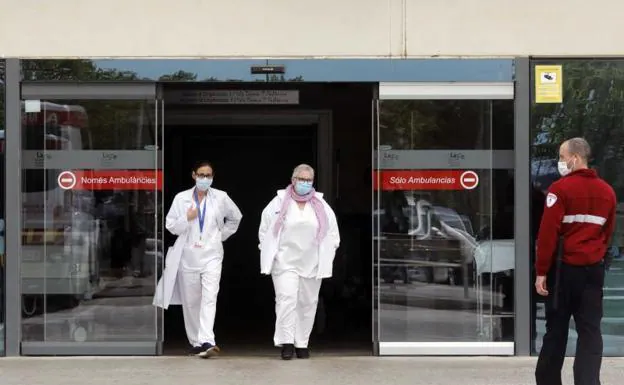 Personal sanitario a las puertas del Hospital La Fe de Valencia.