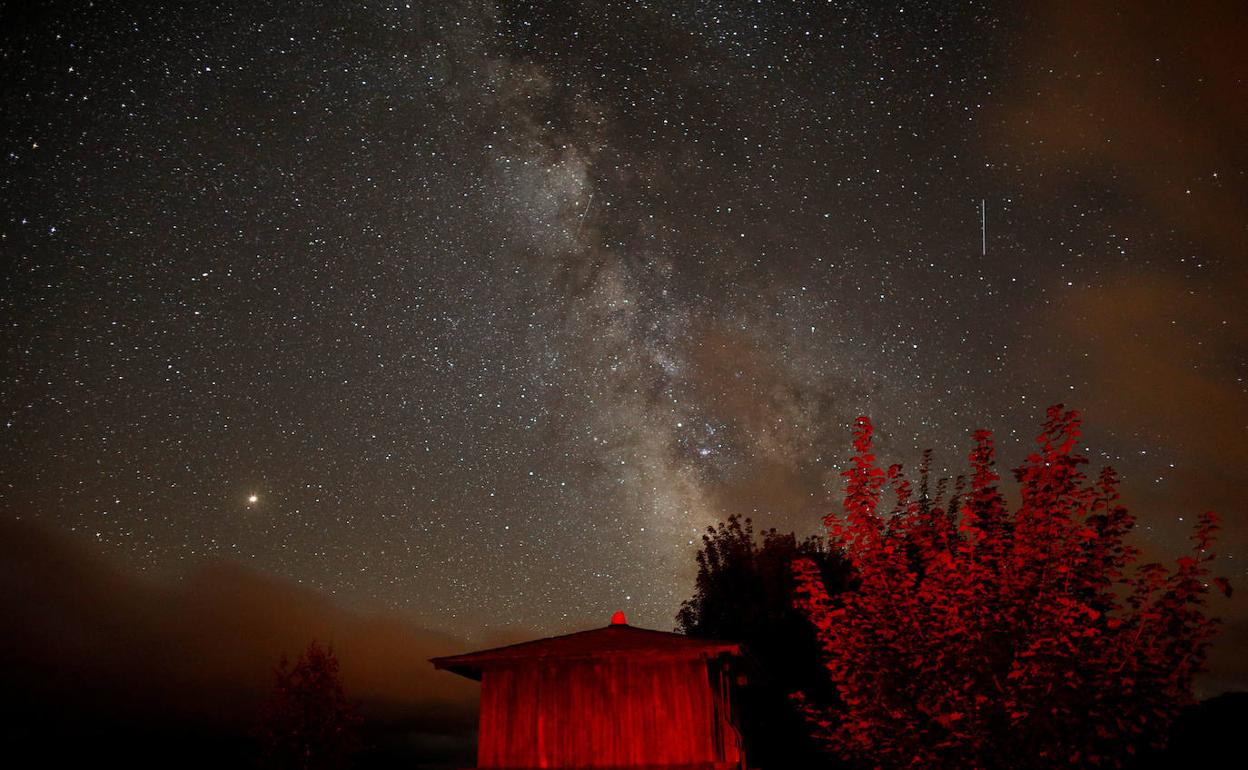 lmagen del cielo durante la caída de Perseidas en Berducedo, España. 