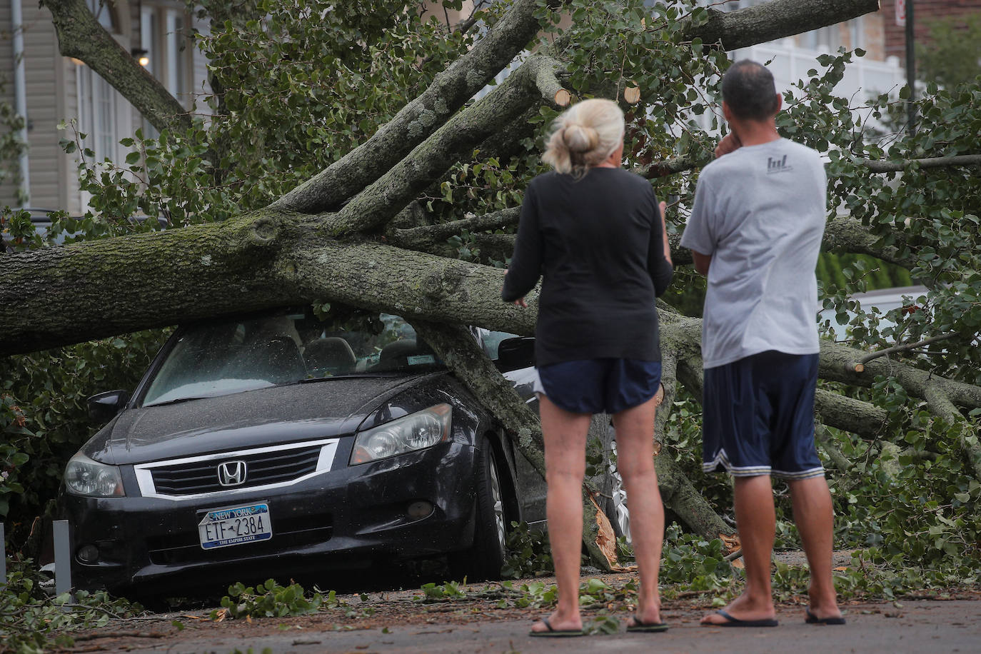 Al menos cuatro personas murieron a raíz de la tormenta tropical Isaías, que barría este miércoles la costa este de Estados Unidos con fuertes vientos y lluvias, dejando a unos tres millones de habitantes sin electricidad. El huracán causaba estragos, tapizando las calles de escombros, cerrando carreteras y obligando a cancelar de decenas de vuelos. Las autoridades de Nueva York instalaron diques de protección en el bajo Manhattan en previsión de un aumento en los niveles del agua. 