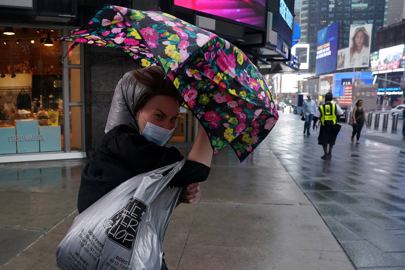 La tormenta tropical Isaías barre la costa este de EEUU y deja varios muertos