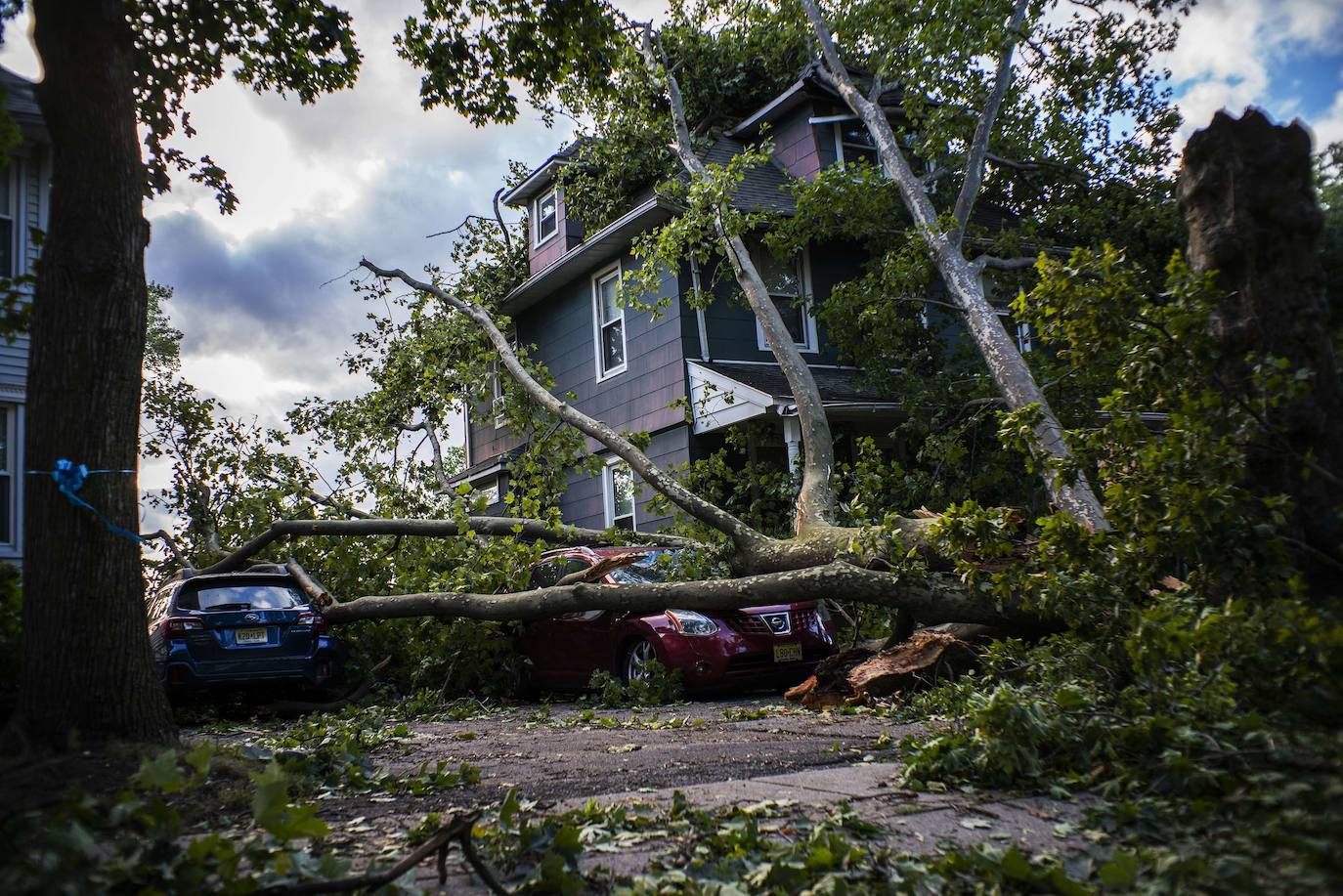 La tormenta tropical Isaías barre la costa este de EEUU y deja varios muertos