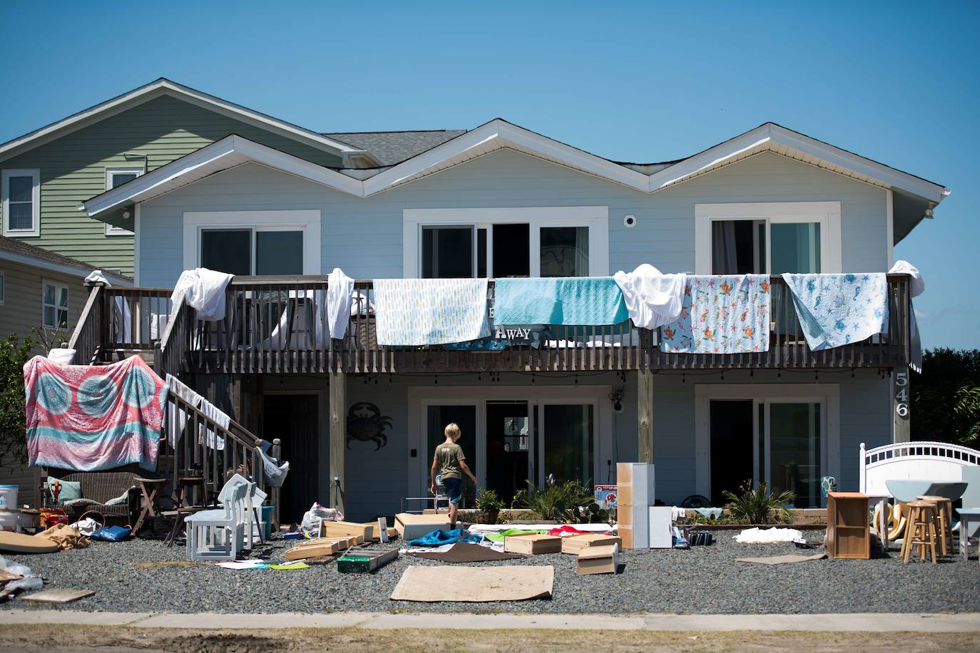 Al menos cuatro personas murieron a raíz de la tormenta tropical Isaías, que barría este miércoles la costa este de Estados Unidos con fuertes vientos y lluvias, dejando a unos tres millones de habitantes sin electricidad. El huracán causaba estragos, tapizando las calles de escombros, cerrando carreteras y obligando a cancelar de decenas de vuelos. Las autoridades de Nueva York instalaron diques de protección en el bajo Manhattan en previsión de un aumento en los niveles del agua. 