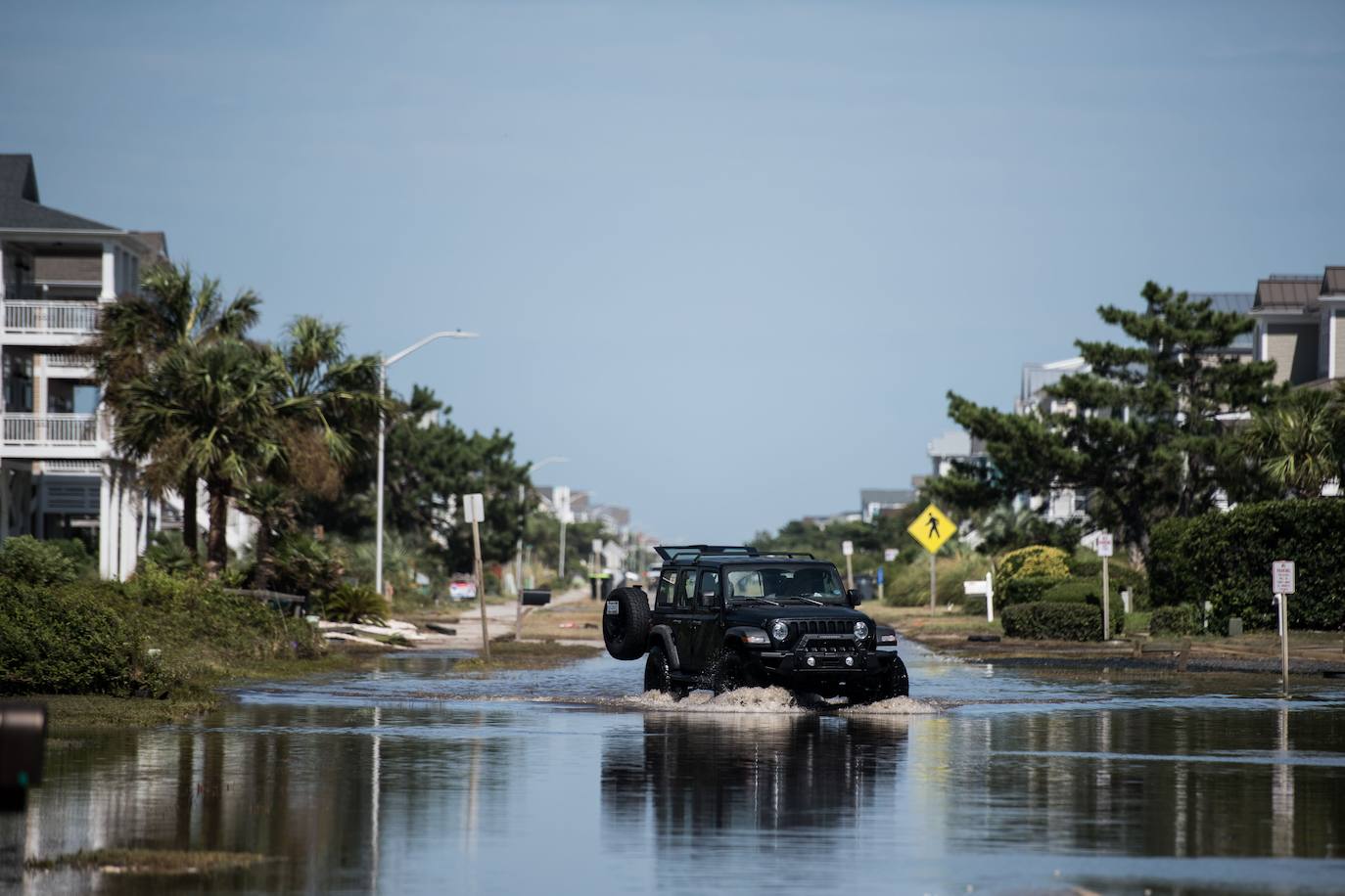 Al menos cuatro personas murieron a raíz de la tormenta tropical Isaías, que barría este miércoles la costa este de Estados Unidos con fuertes vientos y lluvias, dejando a unos tres millones de habitantes sin electricidad. El huracán causaba estragos, tapizando las calles de escombros, cerrando carreteras y obligando a cancelar de decenas de vuelos. Las autoridades de Nueva York instalaron diques de protección en el bajo Manhattan en previsión de un aumento en los niveles del agua. 