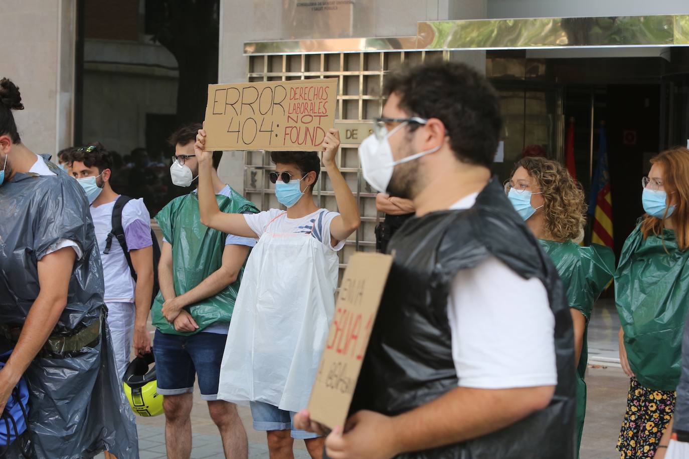 Los MIR valencianos se manifiestan frente a la Conselleria de Sanidad