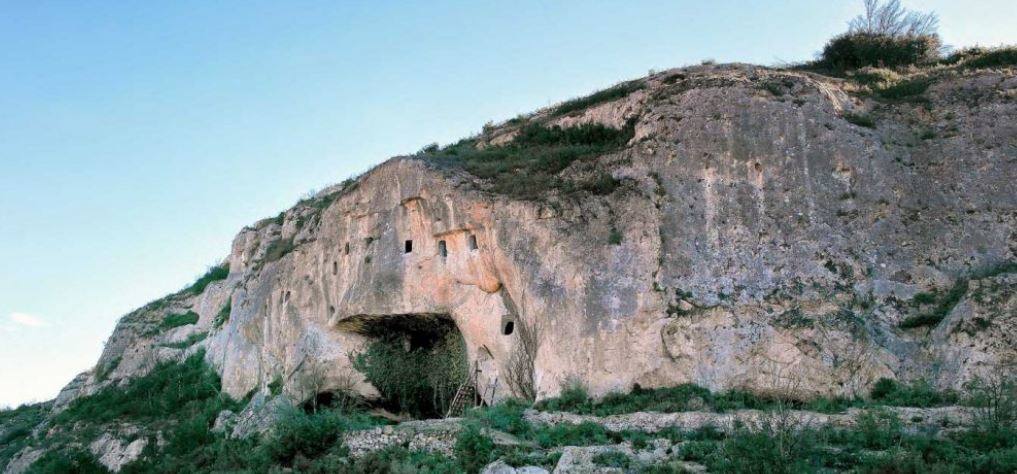 33. Cova de les Finestres, Sierra Mariola (Alicante). 