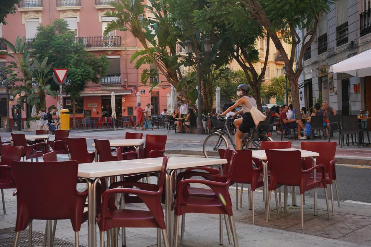 Terrazas de bares y cafeterías en el barrio de Ruzafa, ayer por la tarde. anuki bilbo