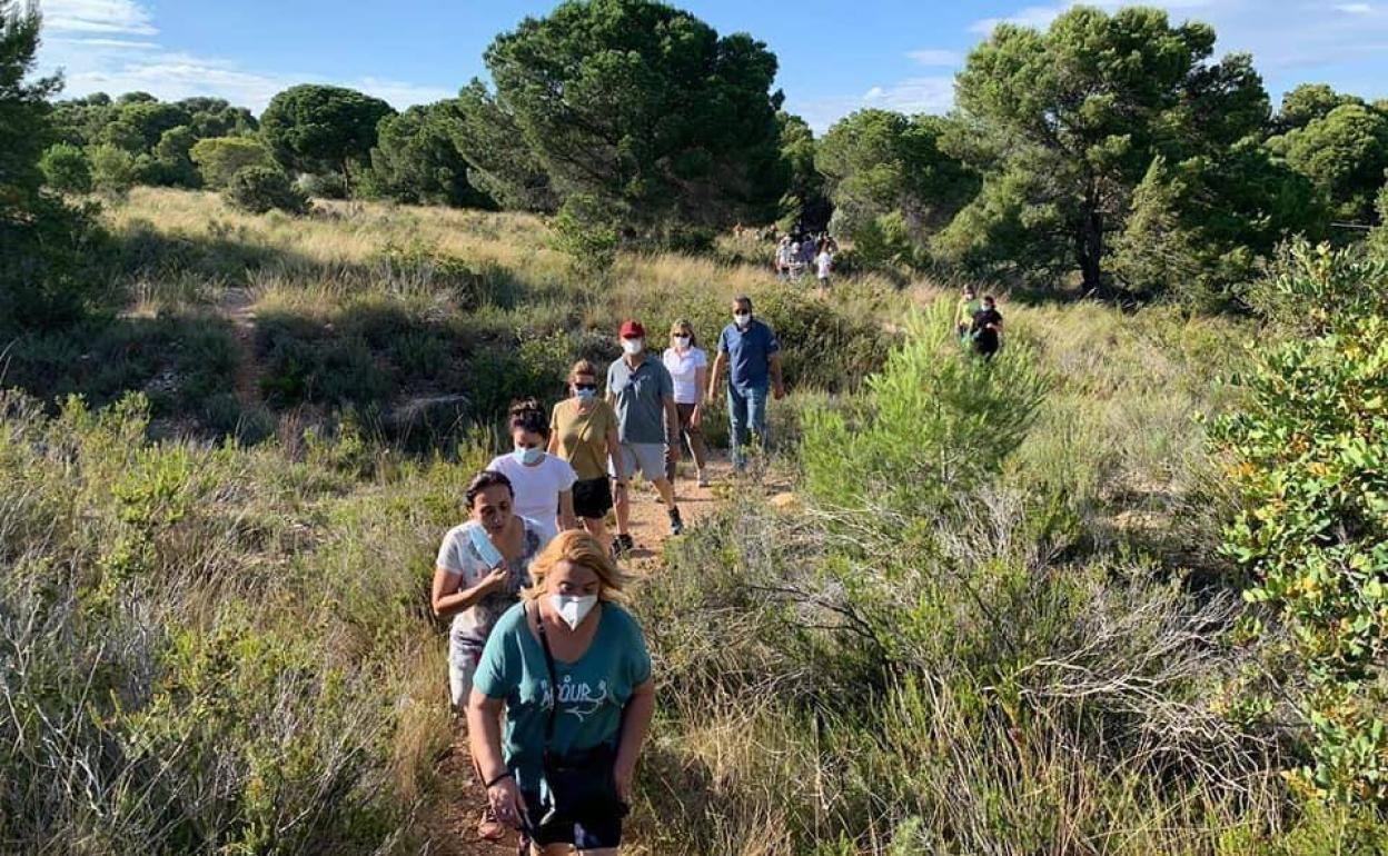 Una de las acciones reivindicativas de los vecinos, paseando por la Muntanyeta de la Torre del Pirata. 