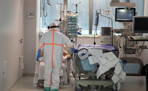 Un paciente con coronavirus es atendido en el hospital La Fe de Valencia. 