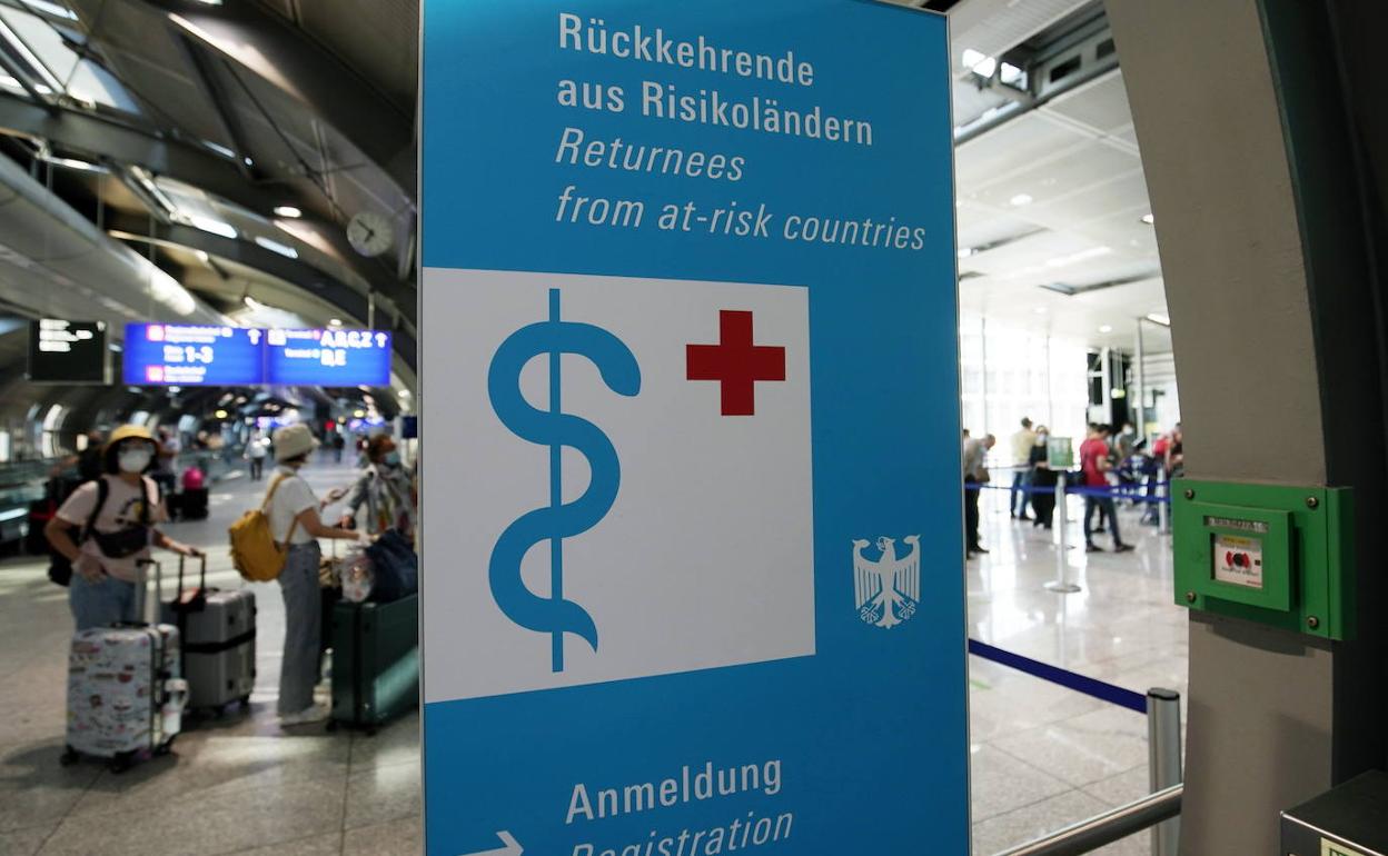 Zona de registro del aeropuerto de Fráncfort para viajeros de países considerados peligrosos por coronavirus.