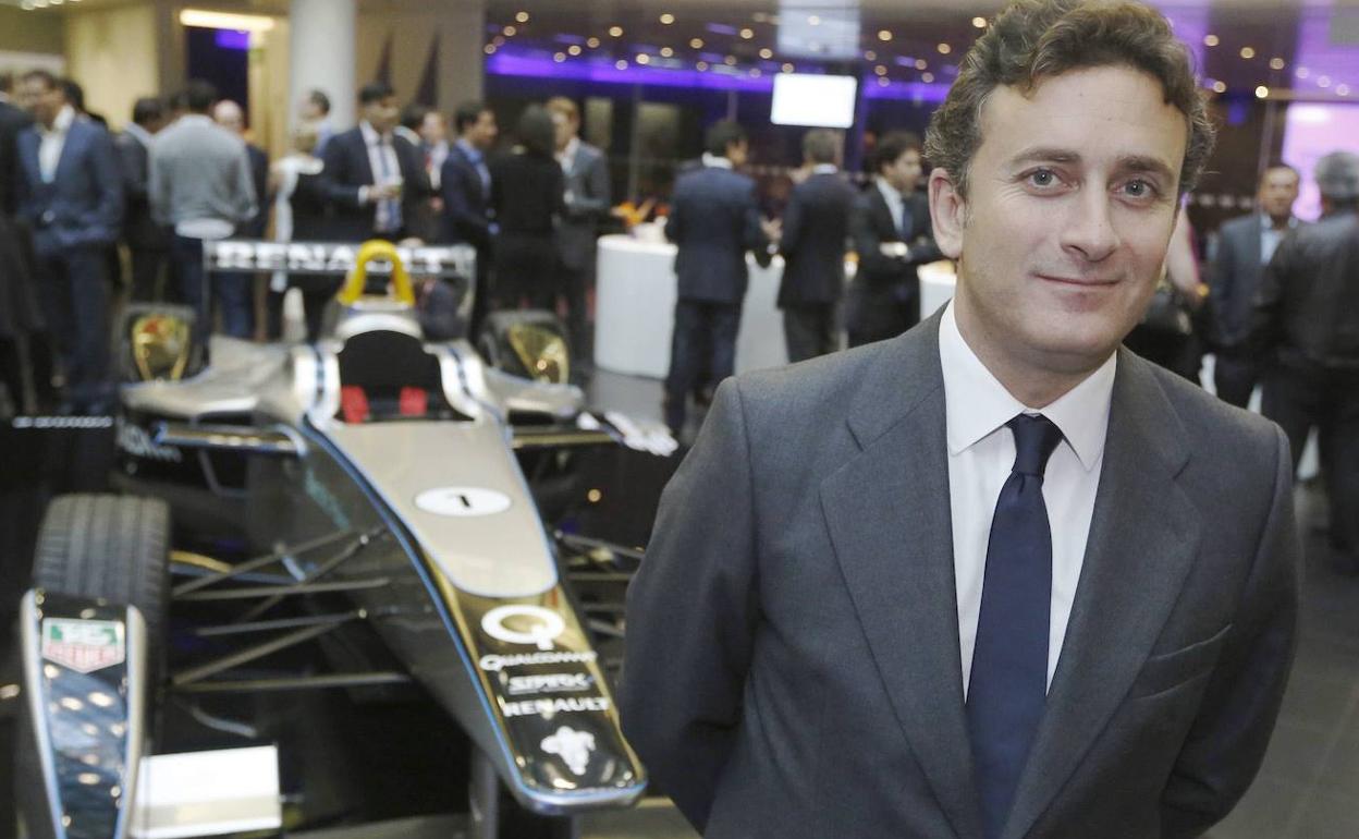 Alejandro Agag, empresario y jefe ejecutivo de la Fórmula E, posa ante un vehículo eléctrico, en Londres, durante la presentación del Mundial de la modalidad. 