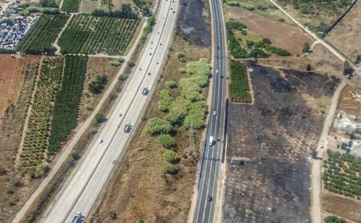 Imagen aérea de la zona quemada, justo al lado de la carretera N-332.