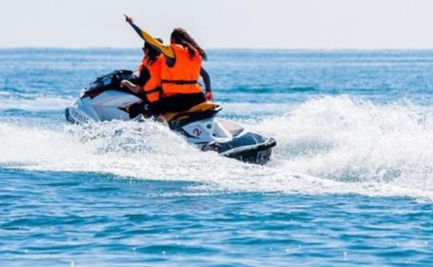 Disfruta de una excursión en moto acuática en la playa de Gandía. 