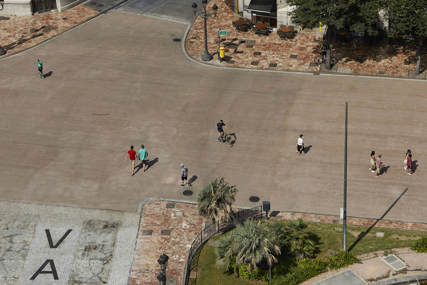 Los trabajos provisionales de peatonalización de la plaza del Ayuntamiento de Valencia ya han finalizado a los tres meses desde su inicio, el pasado 4 de mayo, tras la reordenación de la circulación, el establecimiento de rutas para el tráfico rodado y la instalación de un asfalto especial -rojo- para las zonas peatonales. 