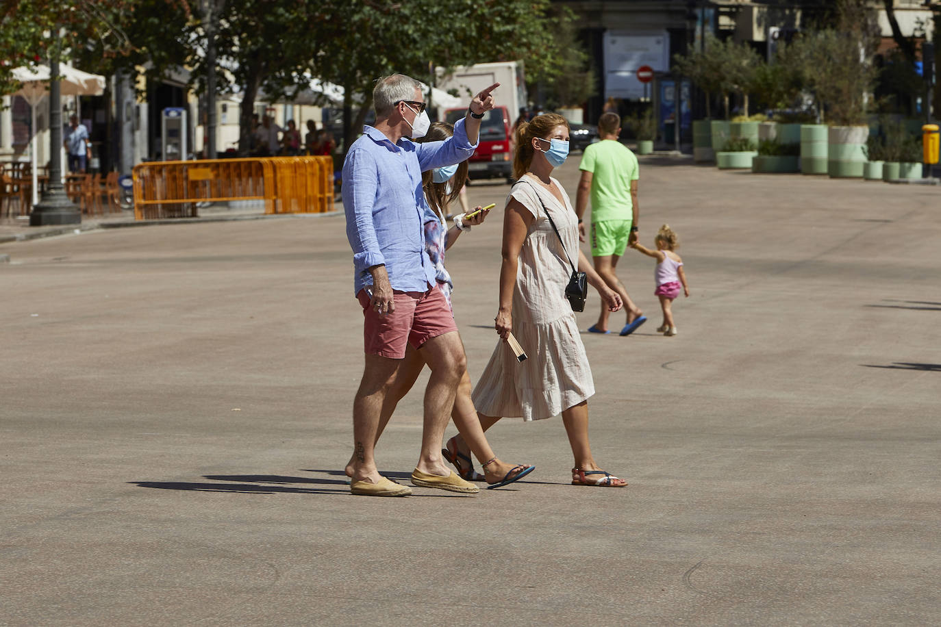 Los trabajos provisionales de peatonalización de la plaza del Ayuntamiento de Valencia ya han finalizado a los tres meses desde su inicio, el pasado 4 de mayo, tras la reordenación de la circulación, el establecimiento de rutas para el tráfico rodado y la instalación de un asfalto especial -rojo- para las zonas peatonales. 