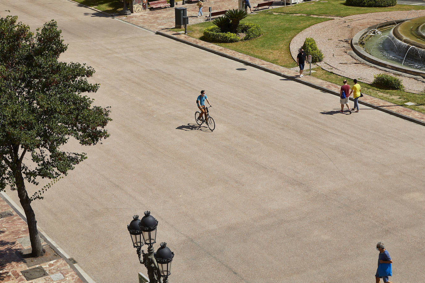 Los trabajos provisionales de peatonalización de la plaza del Ayuntamiento de Valencia ya han finalizado a los tres meses desde su inicio, el pasado 4 de mayo, tras la reordenación de la circulación, el establecimiento de rutas para el tráfico rodado y la instalación de un asfalto especial -rojo- para las zonas peatonales. 