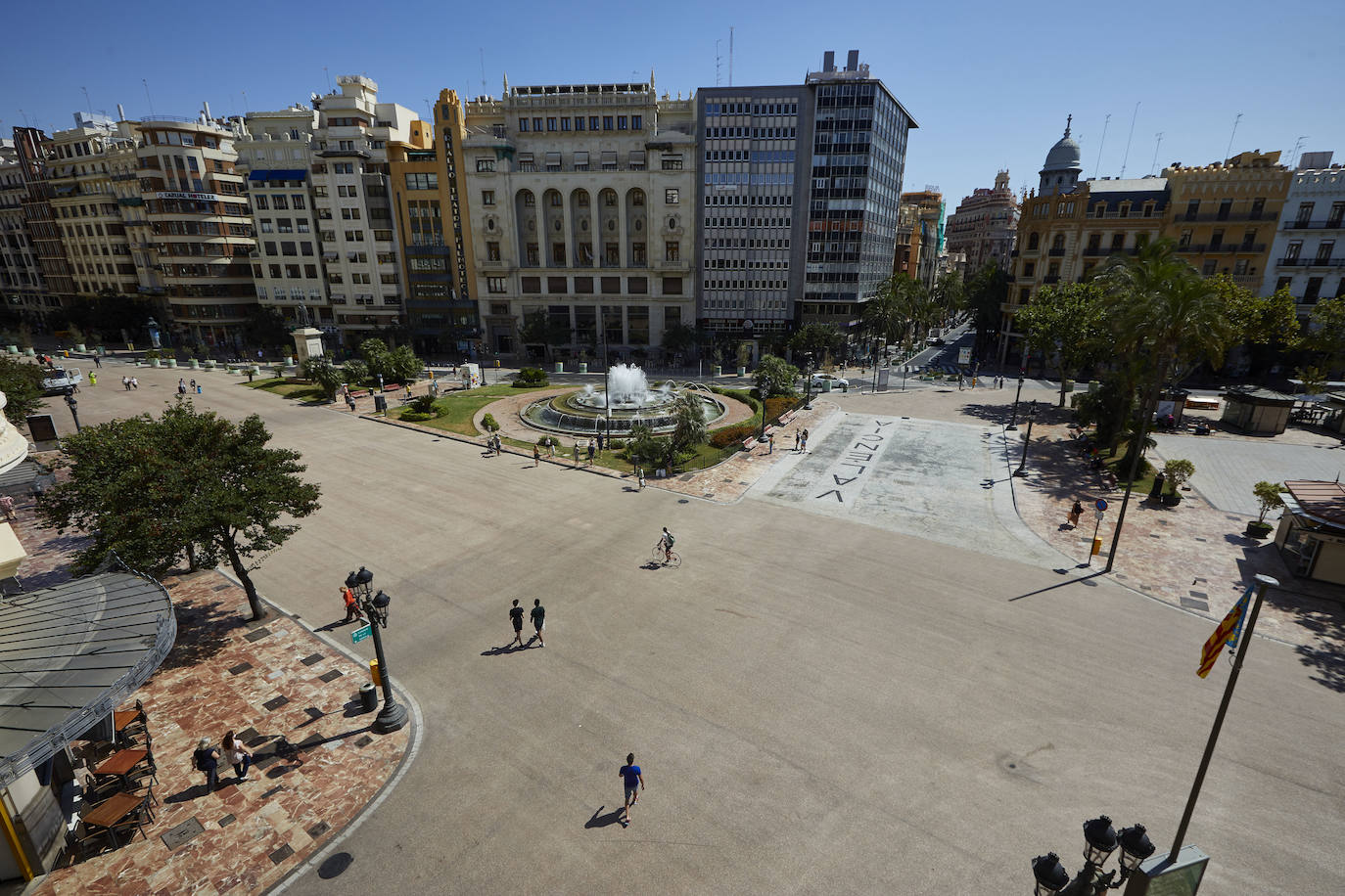 Los trabajos provisionales de peatonalización de la plaza del Ayuntamiento de Valencia ya han finalizado a los tres meses desde su inicio, el pasado 4 de mayo, tras la reordenación de la circulación, el establecimiento de rutas para el tráfico rodado y la instalación de un asfalto especial -rojo- para las zonas peatonales. 