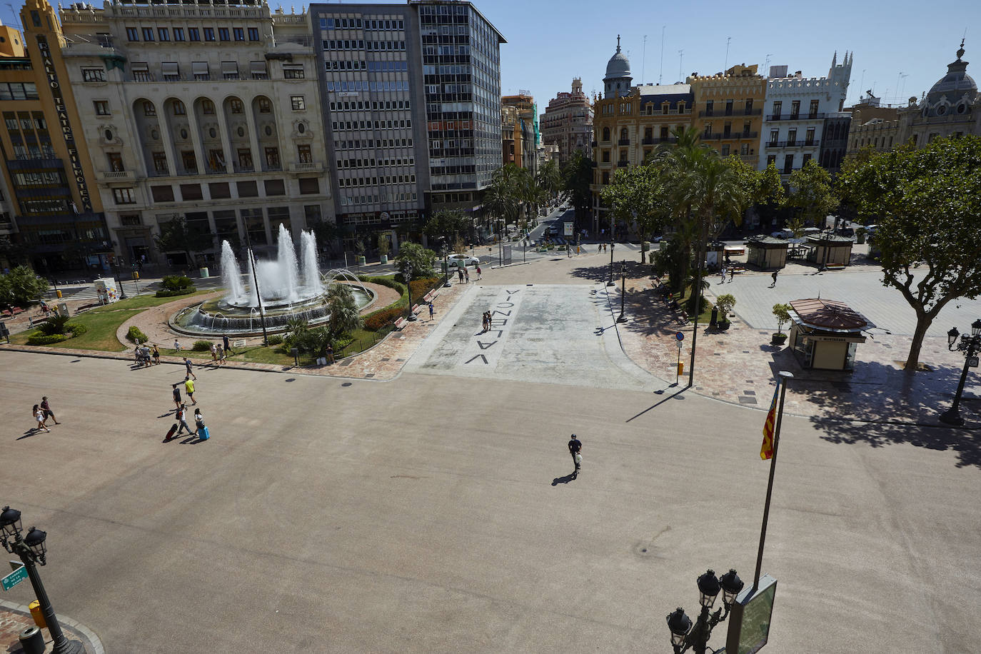 Los trabajos provisionales de peatonalización de la plaza del Ayuntamiento de Valencia ya han finalizado a los tres meses desde su inicio, el pasado 4 de mayo, tras la reordenación de la circulación, el establecimiento de rutas para el tráfico rodado y la instalación de un asfalto especial -rojo- para las zonas peatonales. 