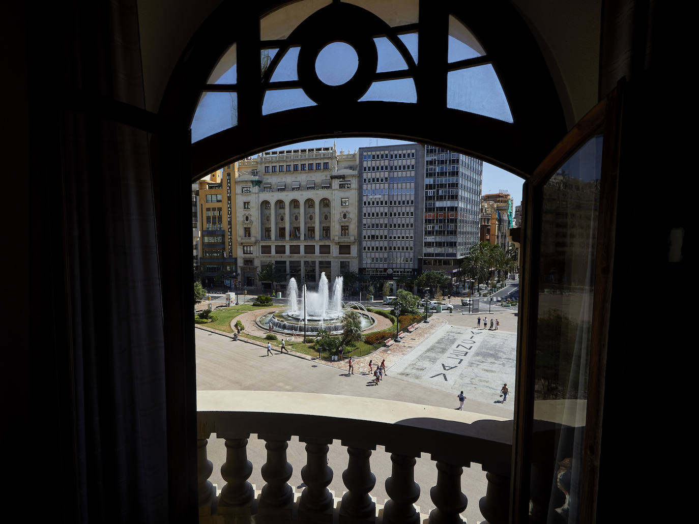 Los trabajos provisionales de peatonalización de la plaza del Ayuntamiento de Valencia ya han finalizado a los tres meses desde su inicio, el pasado 4 de mayo, tras la reordenación de la circulación, el establecimiento de rutas para el tráfico rodado y la instalación de un asfalto especial -rojo- para las zonas peatonales. 