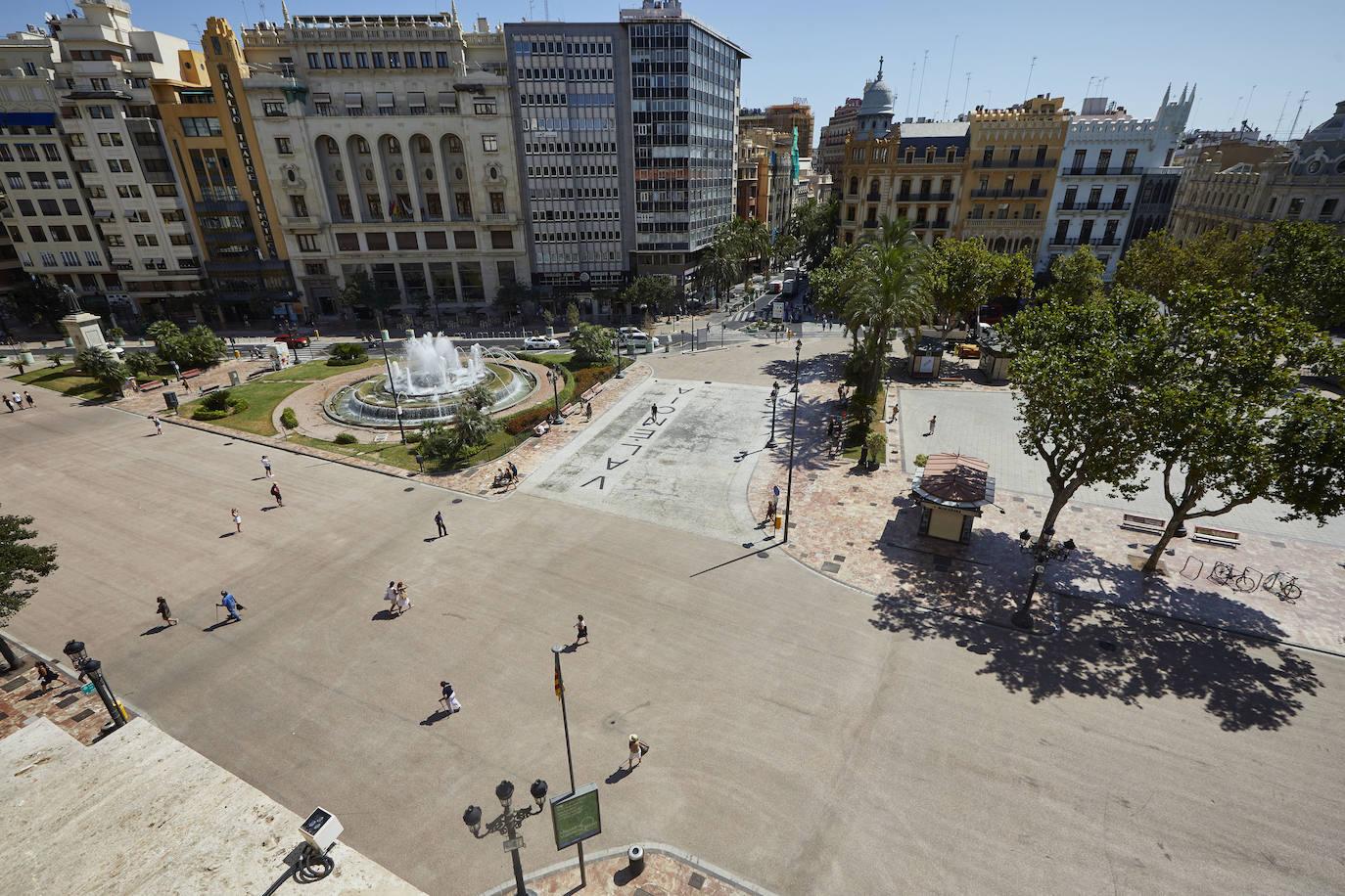 Los trabajos provisionales de peatonalización de la plaza del Ayuntamiento de Valencia ya han finalizado a los tres meses desde su inicio, el pasado 4 de mayo, tras la reordenación de la circulación, el establecimiento de rutas para el tráfico rodado y la instalación de un asfalto especial -rojo- para las zonas peatonales. 