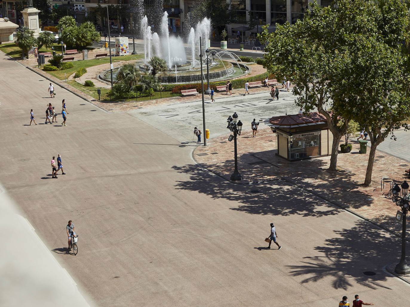 Los trabajos provisionales de peatonalización de la plaza del Ayuntamiento de Valencia ya han finalizado a los tres meses desde su inicio, el pasado 4 de mayo, tras la reordenación de la circulación, el establecimiento de rutas para el tráfico rodado y la instalación de un asfalto especial -rojo- para las zonas peatonales. 