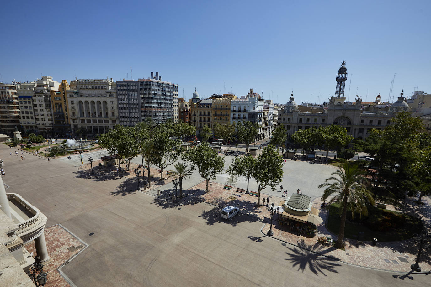 Los trabajos provisionales de peatonalización de la plaza del Ayuntamiento de Valencia ya han finalizado a los tres meses desde su inicio, el pasado 4 de mayo, tras la reordenación de la circulación, el establecimiento de rutas para el tráfico rodado y la instalación de un asfalto especial -rojo- para las zonas peatonales. 