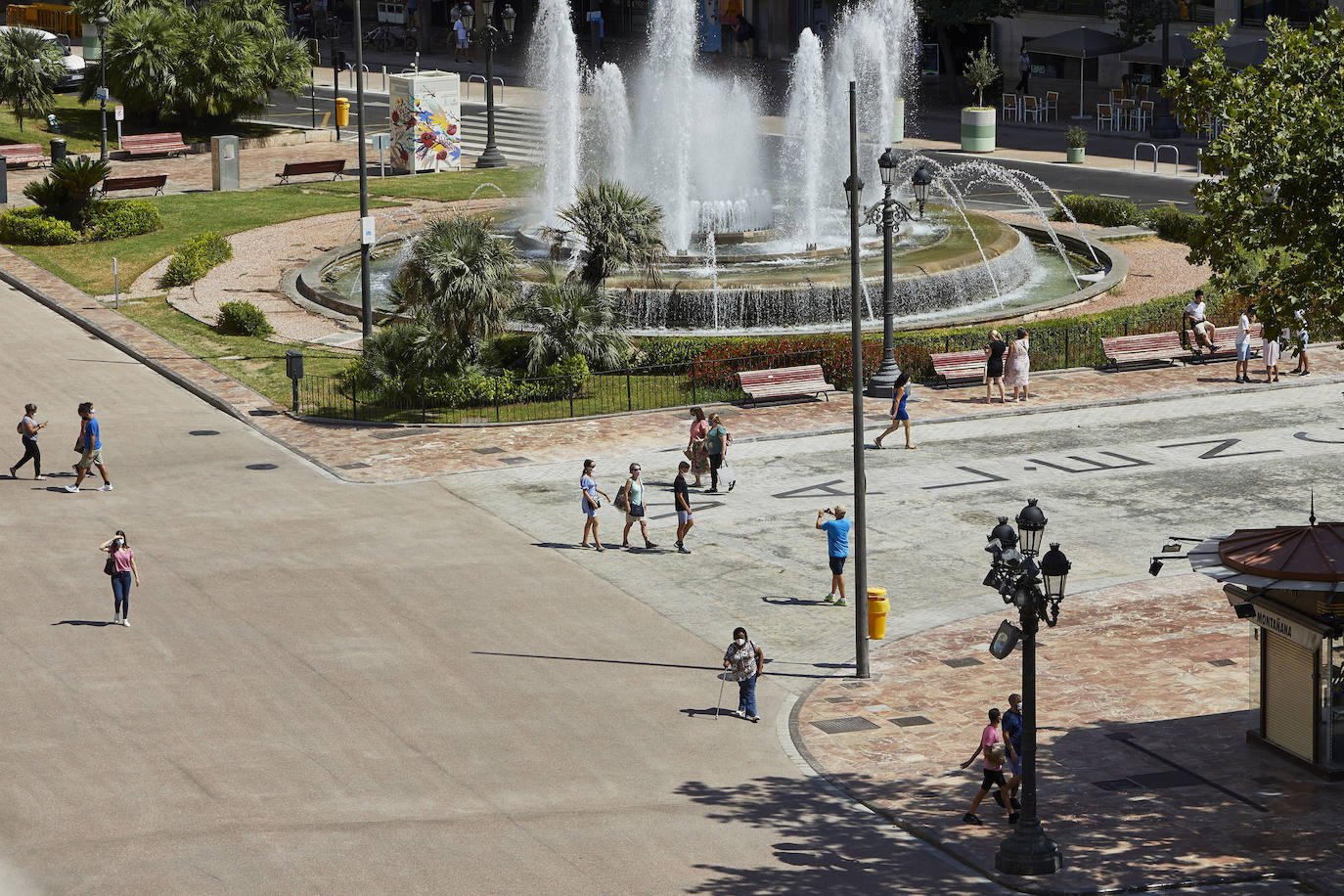 Los trabajos provisionales de peatonalización de la plaza del Ayuntamiento de Valencia ya han finalizado a los tres meses desde su inicio, el pasado 4 de mayo, tras la reordenación de la circulación, el establecimiento de rutas para el tráfico rodado y la instalación de un asfalto especial -rojo- para las zonas peatonales. 