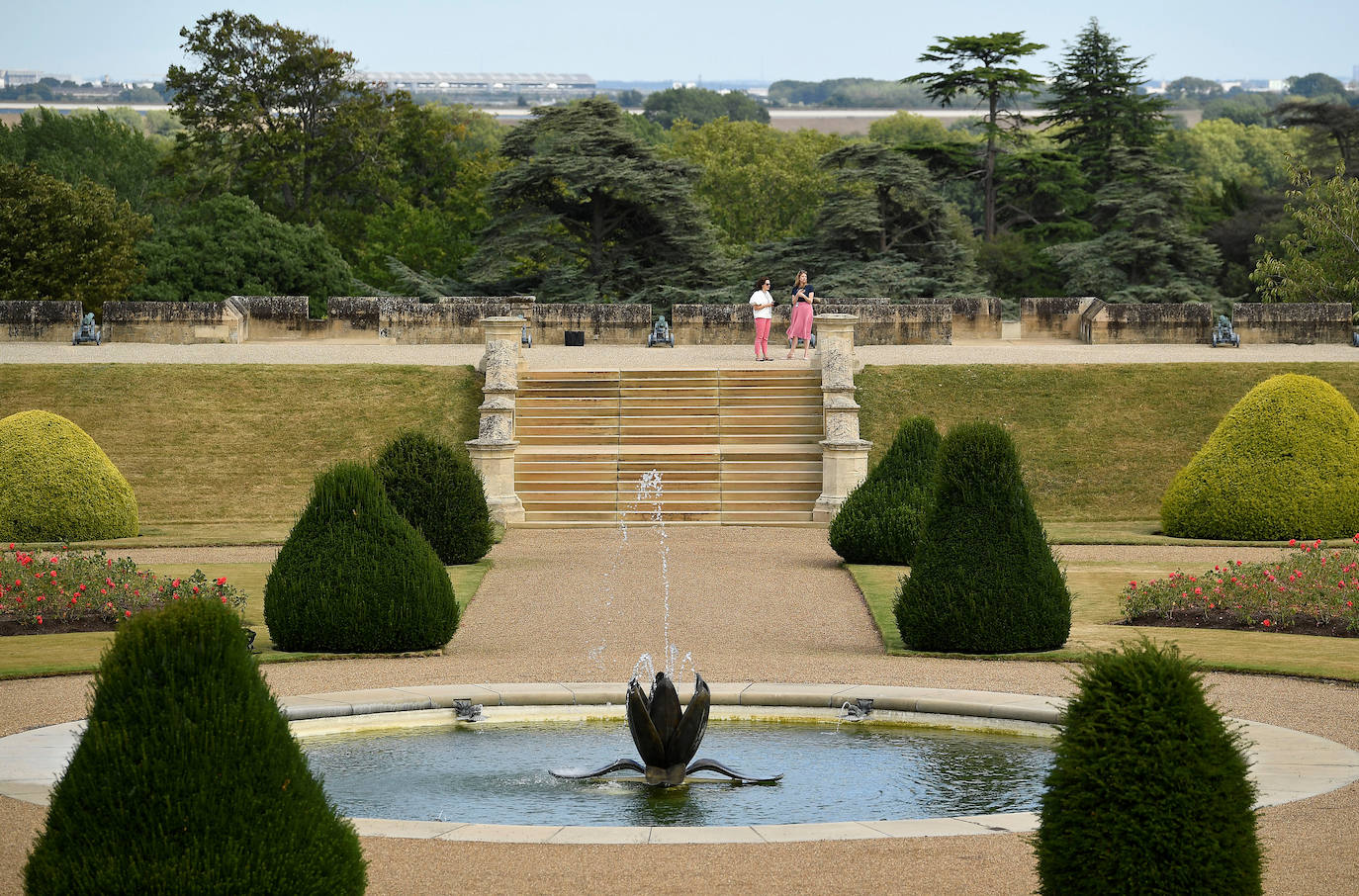 El Castillo de Windsor, una de las residencias oficiales de la Reina Isabel de Gran Bretaña, abrirá su jardín East Terrace Garden al público por primera vez en más de 40 años. 