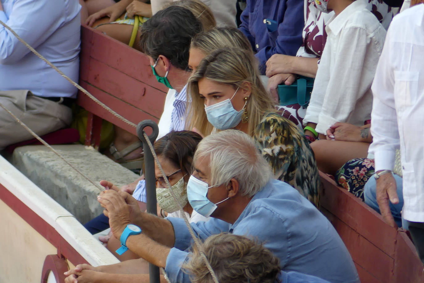 Enrique Ponce sufrió este jueves un susto en El Puerto de Santa María. Su primer toro de la tarde le dio un revolcón -afortunadamente sin consecuencias- al entrar a matar. En el tendido, como testigo, su nueva pareja sentimental, Ana Soria. La joven reaccionó con temor ante las consecuencias de la cogida. El diestro de Chiva se dirigió hacia ella para tranquilizarla tras rematar la faena. 