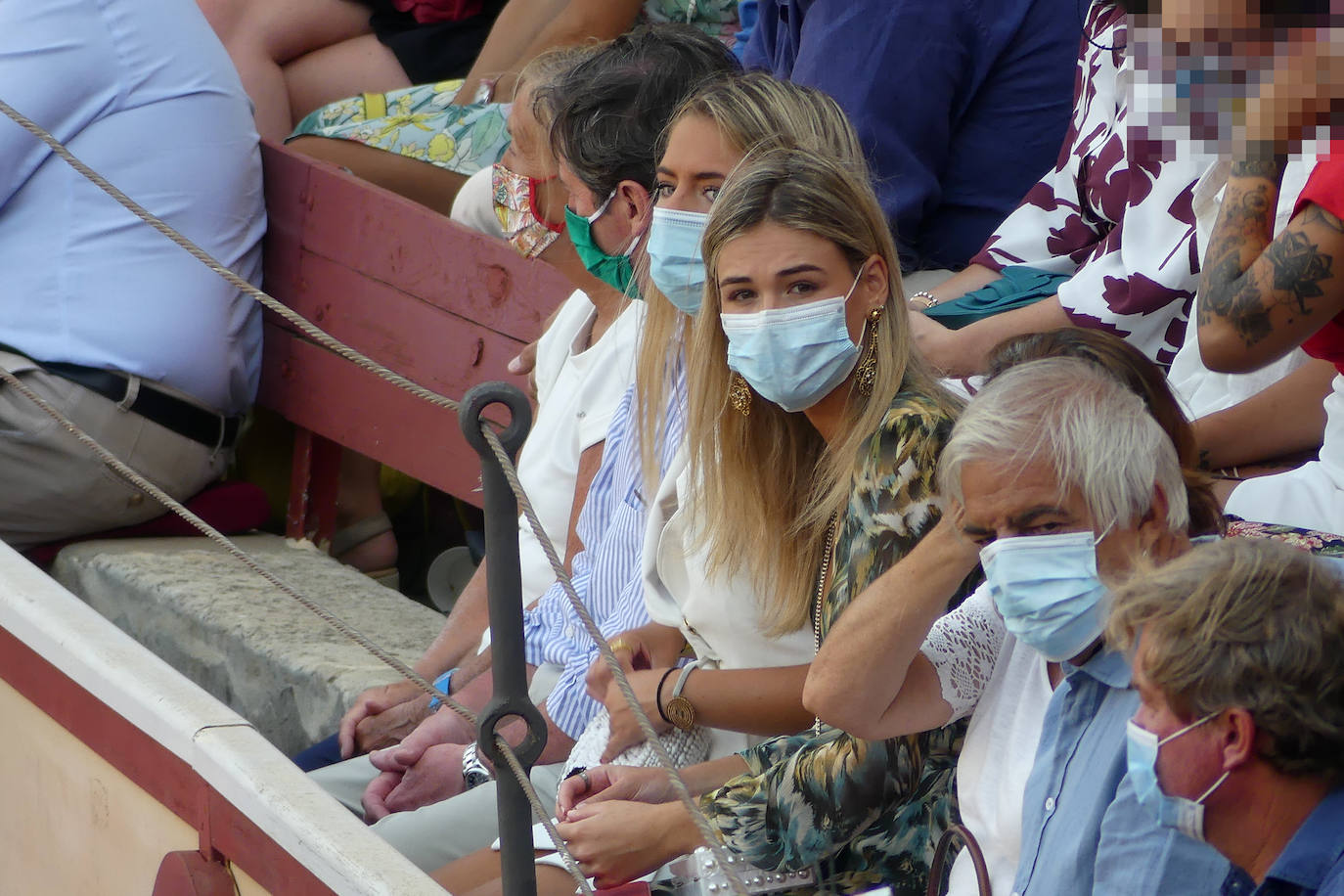 Enrique Ponce sufrió este jueves un susto en El Puerto de Santa María. Su primer toro de la tarde le dio un revolcón -afortunadamente sin consecuencias- al entrar a matar. En el tendido, como testigo, su nueva pareja sentimental, Ana Soria. La joven reaccionó con temor ante las consecuencias de la cogida. El diestro de Chiva se dirigió hacia ella para tranquilizarla tras rematar la faena. 