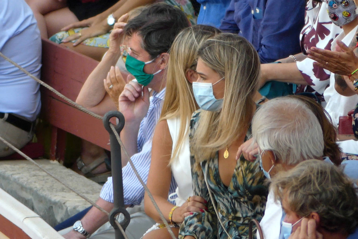 Enrique Ponce sufrió este jueves un susto en El Puerto de Santa María. Su primer toro de la tarde le dio un revolcón -afortunadamente sin consecuencias- al entrar a matar. En el tendido, como testigo, su nueva pareja sentimental, Ana Soria. La joven reaccionó con temor ante las consecuencias de la cogida. El diestro de Chiva se dirigió hacia ella para tranquilizarla tras rematar la faena. 