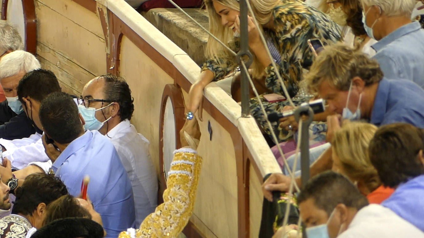 Enrique Ponce sufrió este jueves un susto en El Puerto de Santa María. Su primer toro de la tarde le dio un revolcón -afortunadamente sin consecuencias- al entrar a matar. En el tendido, como testigo, su nueva pareja sentimental, Ana Soria. La joven reaccionó con temor ante las consecuencias de la cogida. El diestro de Chiva se dirigió hacia ella para tranquilizarla tras rematar la faena. 