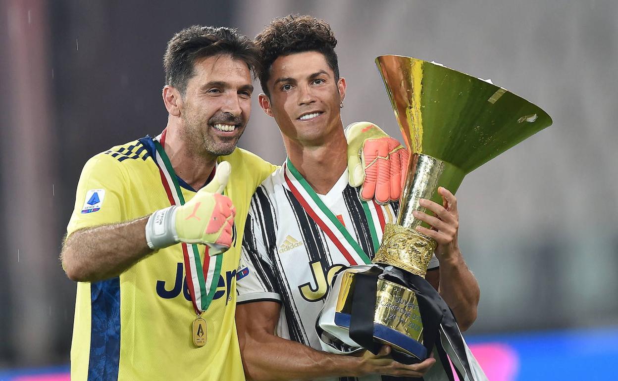 Cristiano Ronaldo posa con Buffon con el trofeo del Scudetto ganado por la Juventus este año. 