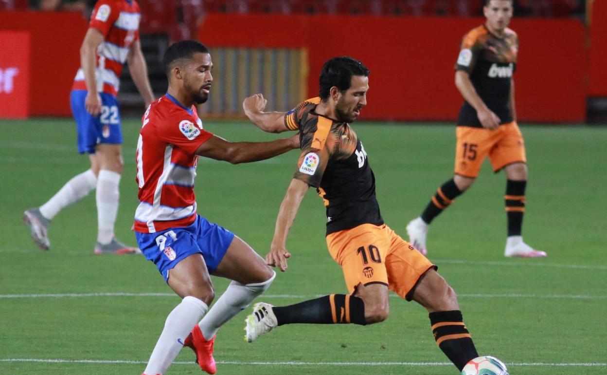 Yangel Herrera persigue a Parejo en un partido entre el Granada y el Valencia. 