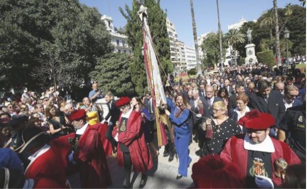 María José Catalá, portavoz del PP, lleva la Senyera en la procesión del pasado año. 