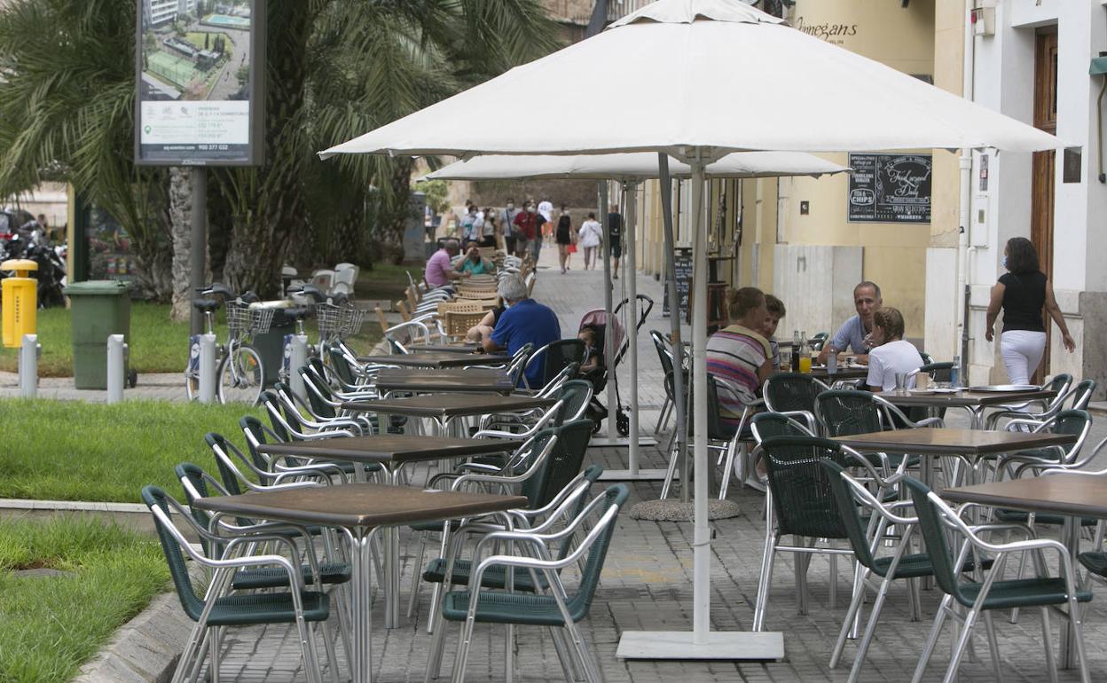 Una terraza en el centro histórico de Valencia. 