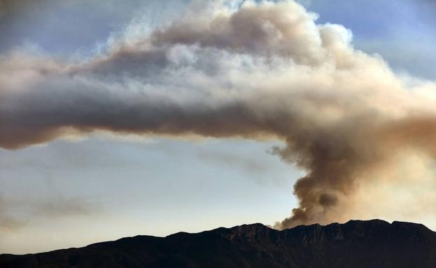 Imagen principal - Avance del fuego en la Vall de Gallinera.