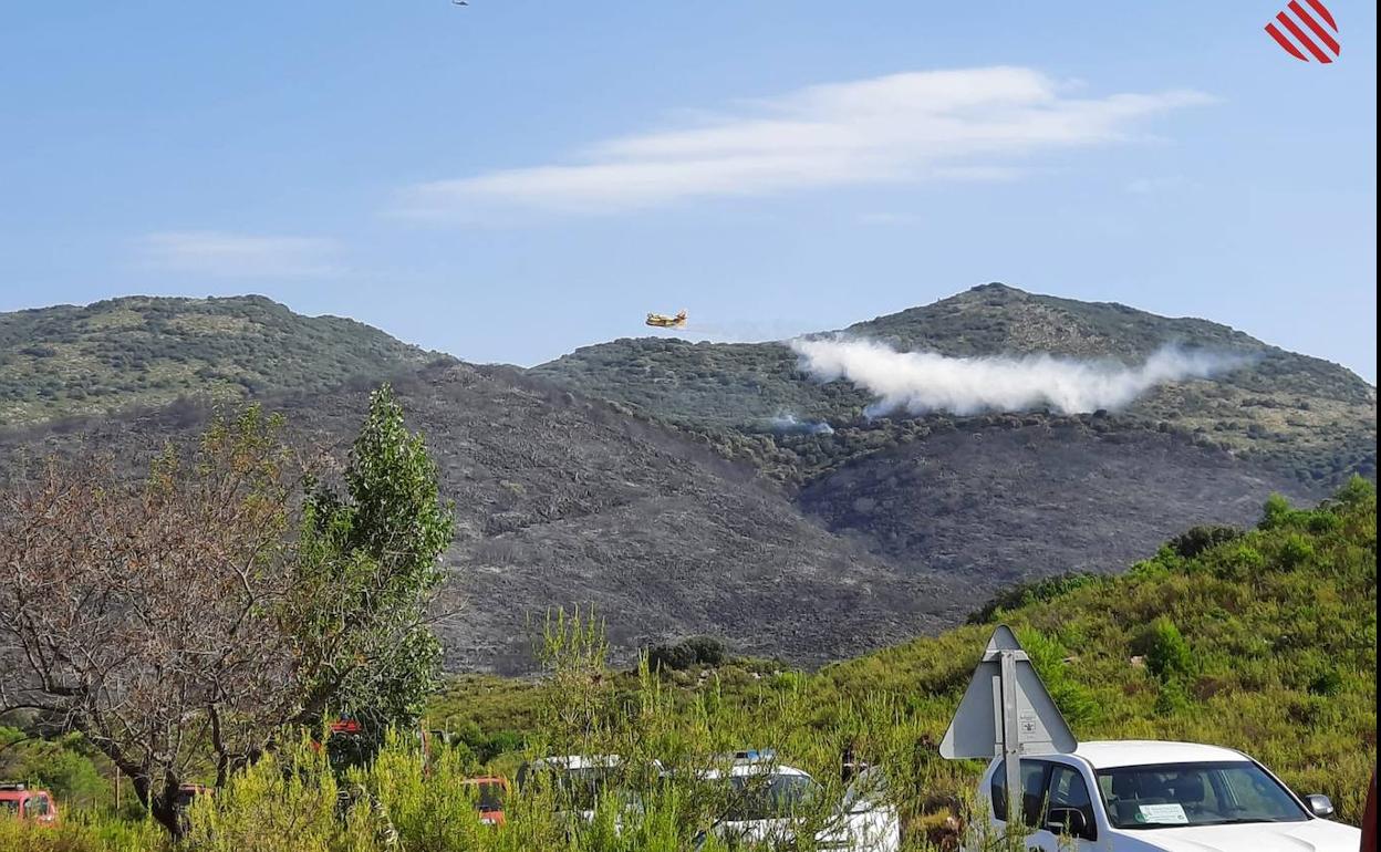 Incendio en la Vall de Gallinera | Los bomberos luchan contra tres incendios forestales en Vall de la Gallinera, Castell de Castells y Castell de Guadalest